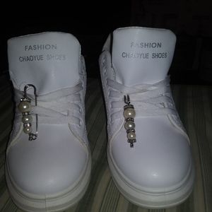 Fashionable sneakers size 6